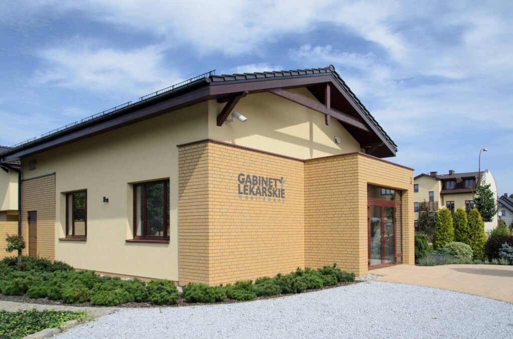Prywatny gabinet lekarski w Tczewie, nowoczesny budynek z jasną elewacją i zielonym otoczeniem. – Tczew
