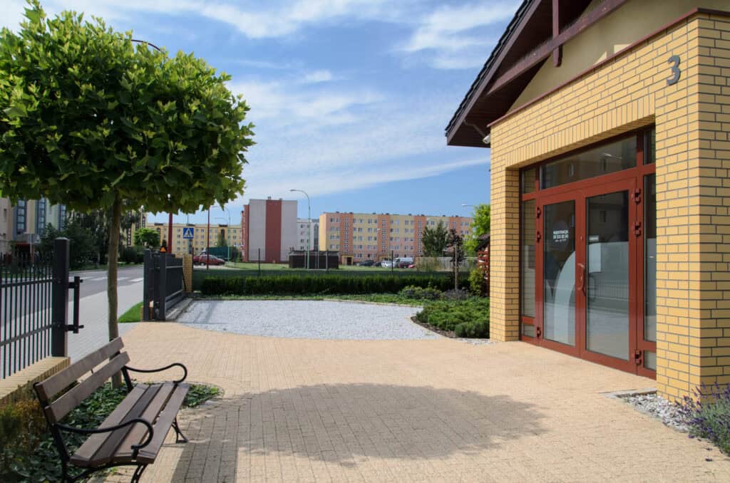 Prywatny gabinet lekarski w Tczewie, nowoczesny budynek z dużymi oknami i zielonym otoczeniem. – Tczew