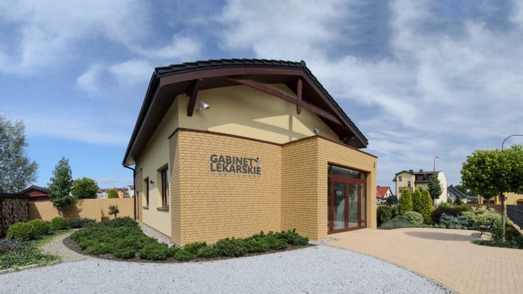 Prywatny gabinet lekarski w Tczewie, nowoczesny budynek z zielonym otoczeniem. – Tczew