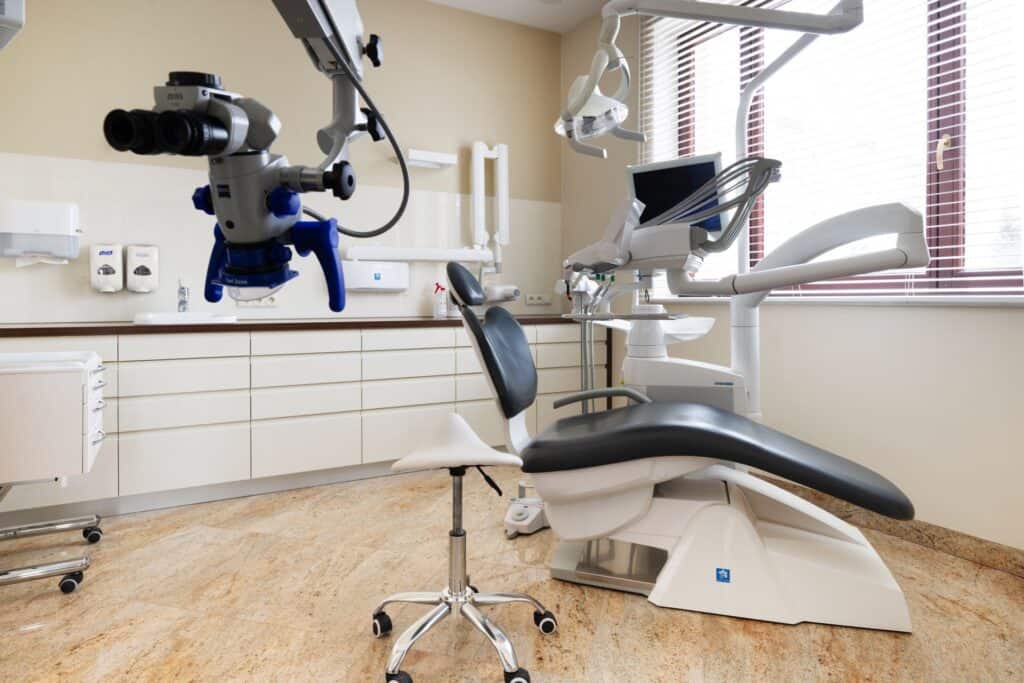 Przedpokój w gabinecie stomatologicznym z nowoczesnym sprzętem i wygodnym fotelem dentystycznym. – Tczew