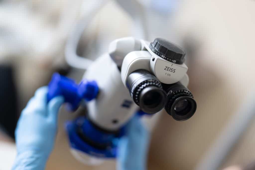 Mikroskop laboratoryjny używany w gabinecie medycznym do diagnozowania i badań. – Tczew