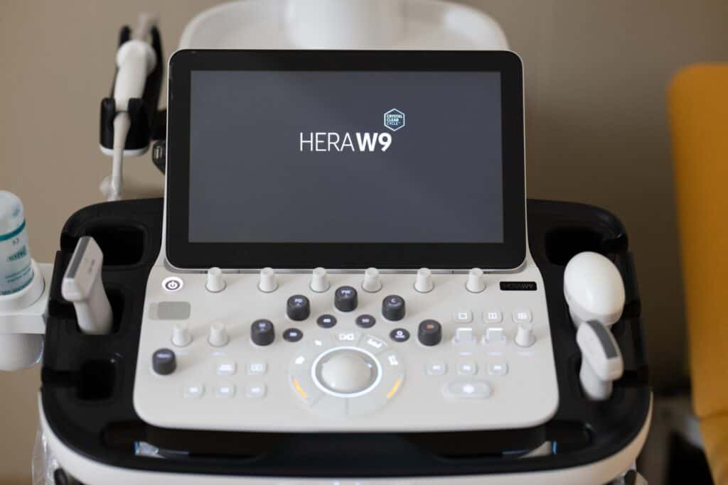 Nowoczesny aparat USG HERAW9 w gabinecie lekarskim. – Tczew